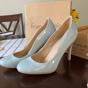 Light blue round toe pump